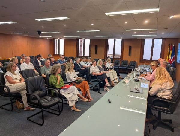 Una delegación islandesa visita la Cambra para intercambiar experiencias en turismo